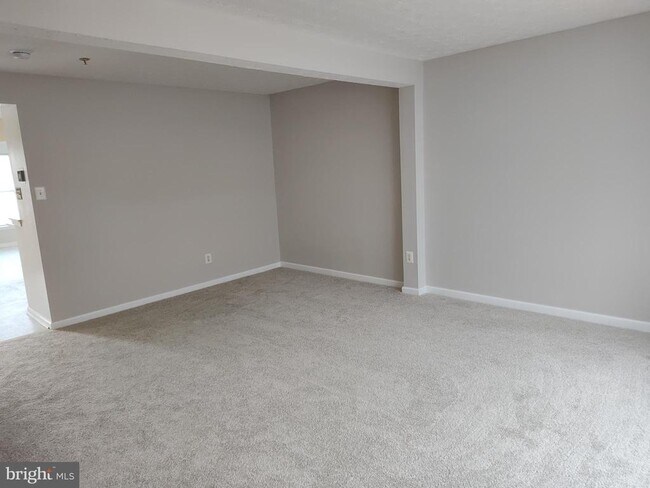 Building Photo - 5032 Finsbury Rd