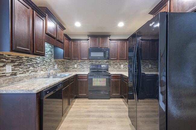 Building Photo - 911 Dahlia Dr