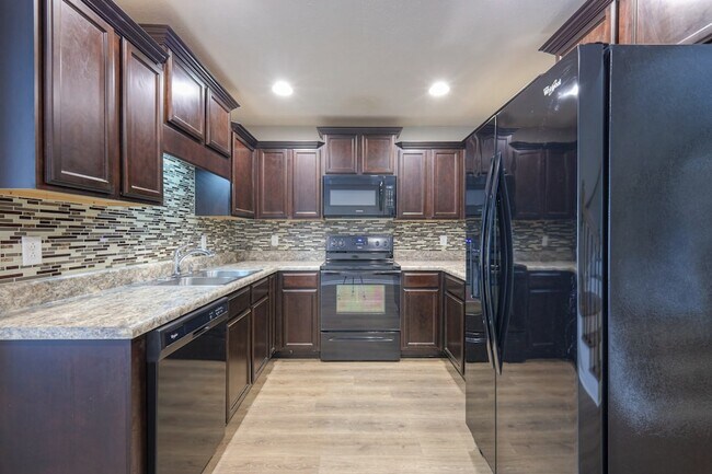 Foto del edificio - 911 Dahlia Dr