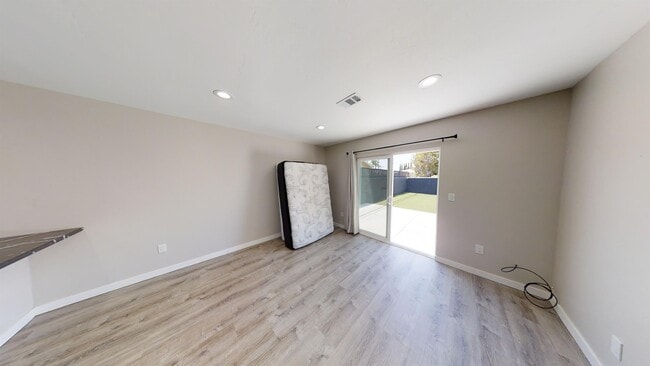 Building Photo - 5575 Mary Ln Dr