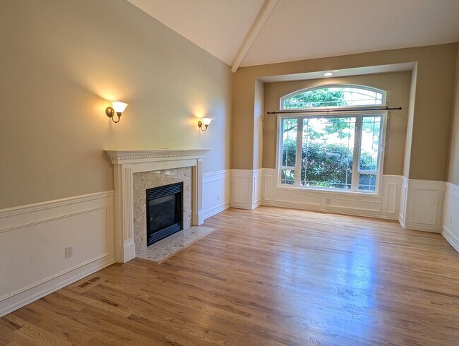 Building Photo - Beautiful 4 bedroom plus Den/Office Home i...