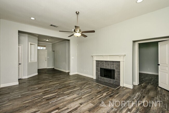 Foto del edificio - 3 BR/2BA & Den | Single Family Home | 2-Car Garage | Fenced backyard