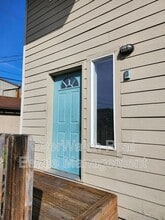 Building Photo - 705 Pearl Dr