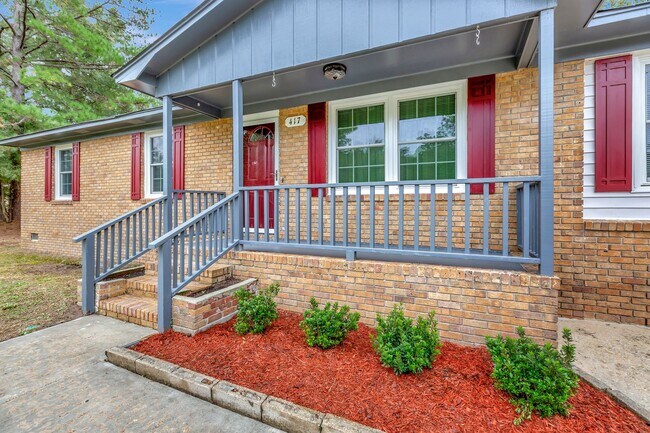 Foto del edificio - Beautifully Renovated 4-Bedroom Home on Ha...