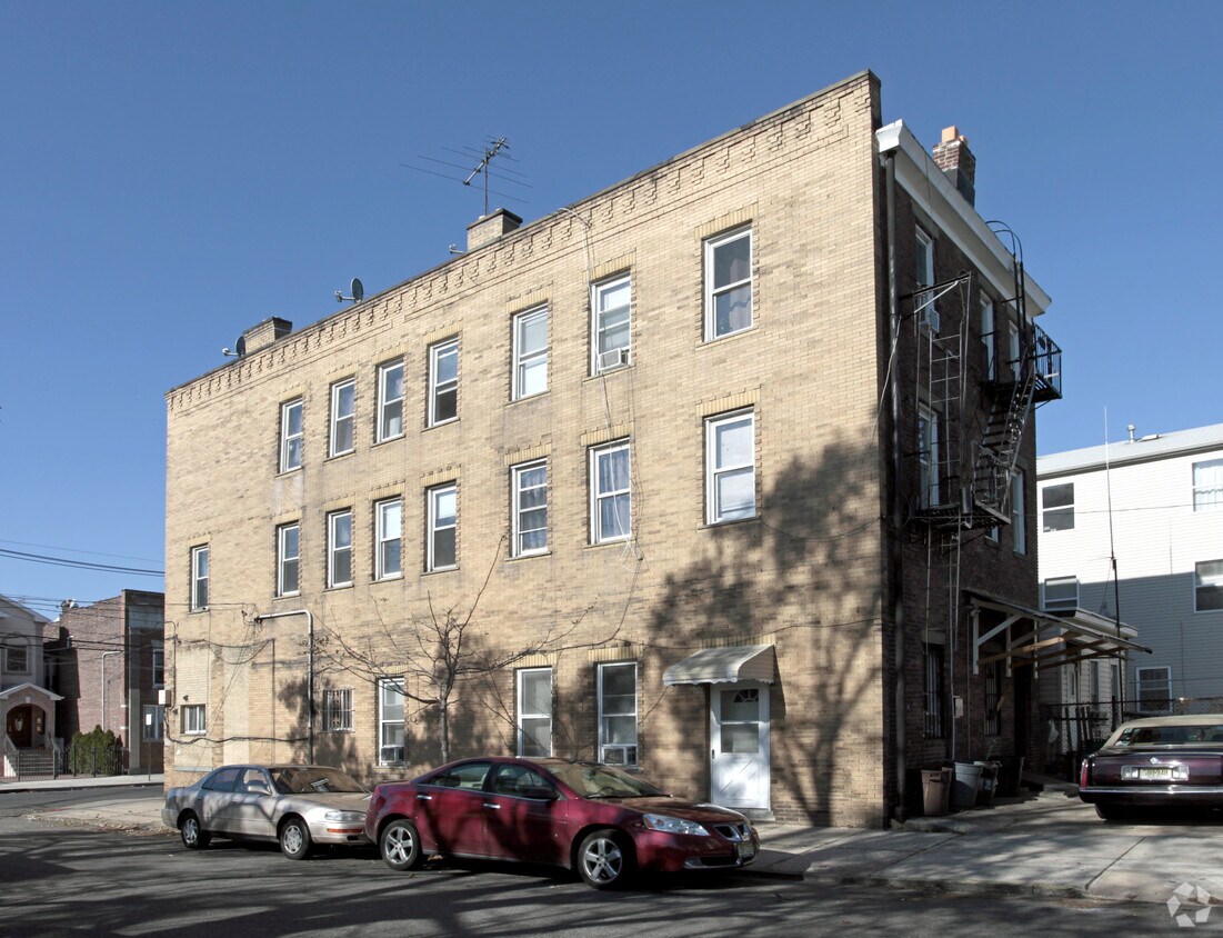 Building Photo - 701 3rd Ave