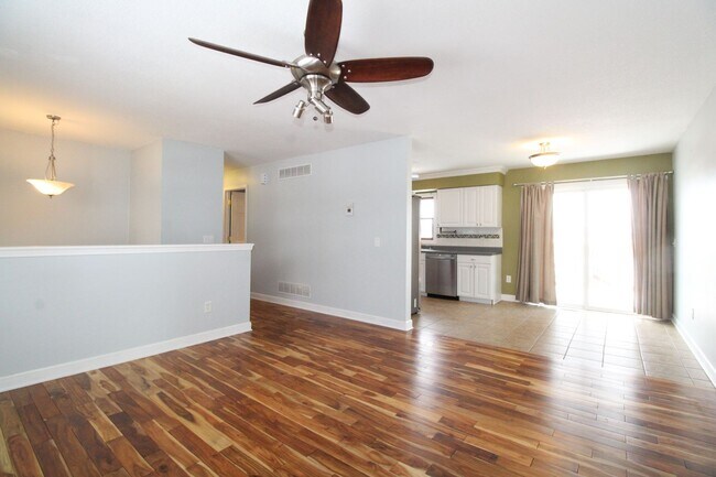 Foto del edificio - QUIET NEIGHBORHOOD!!  3 Bedroom, 1.5 Bath Home in Norwalk