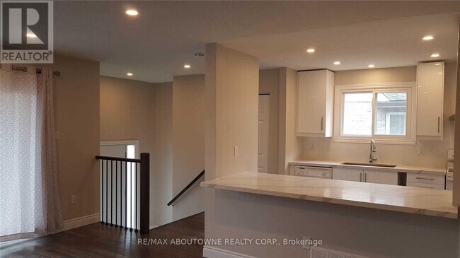 Photo du bâtiment - 2499 Cobbinshaw Cir