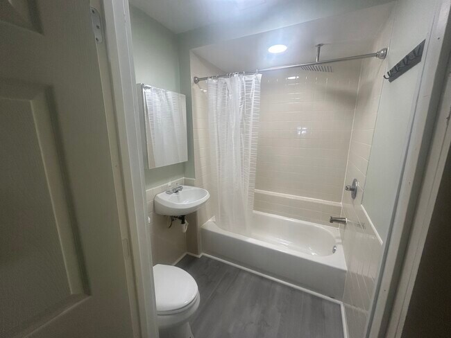 Baño - 421 W Bond St