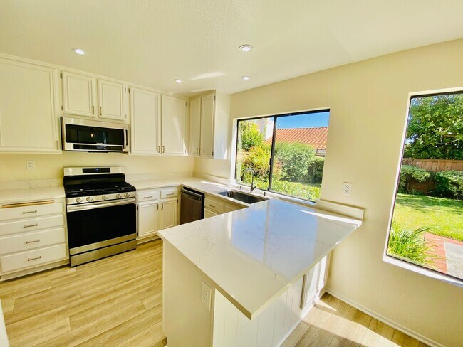 Building Photo - Bright and Sunny 4 Bedroom in Carmel Valle...