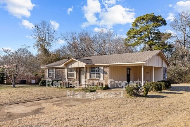 Building Photo - 704 3rd St