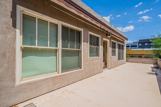 Building Photo - Live Downtown! Move Right In!