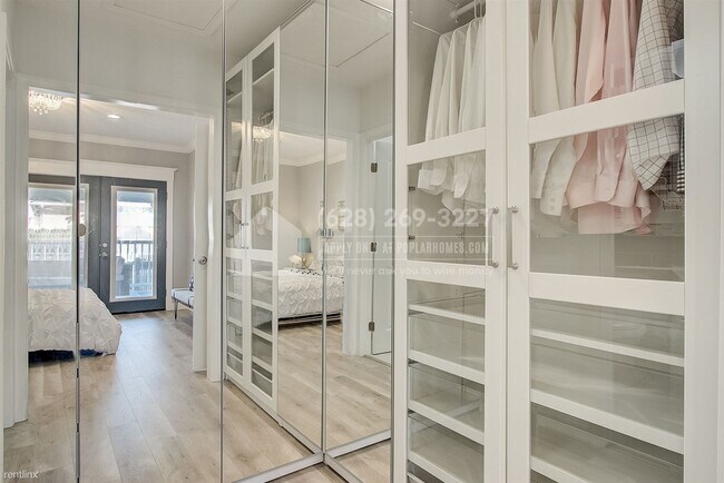 Building Photo - 3 br, 2 bath Duplex - 1207 88th Ave Unit 1...