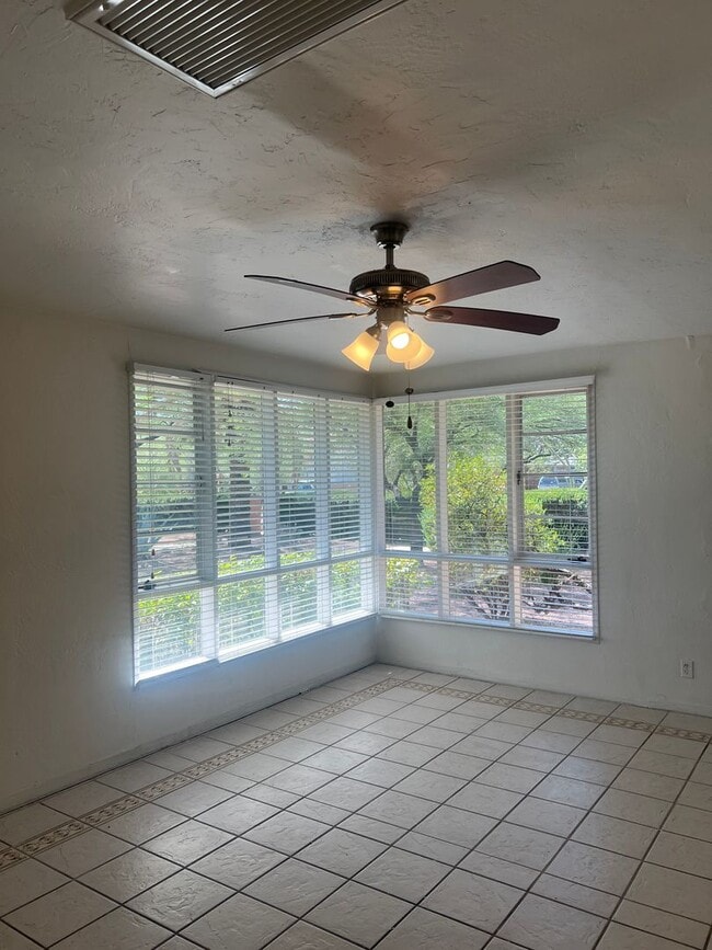 Building Photo - Comfortable & Cozy 2 Bedroom Townhome Walk...