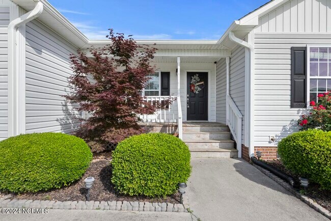 Building Photo - 301 Pine Ridge Ln