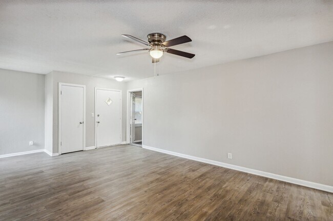 Foto del edificio - Spacious 4 bedroom home with 2 car garage