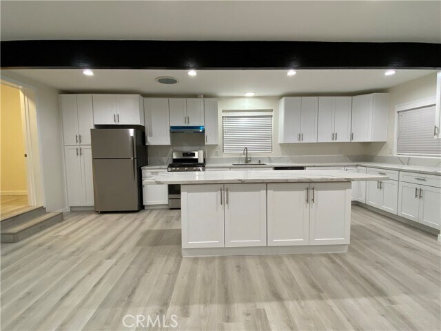 Foto del edificio - 9130 Balcom Ave