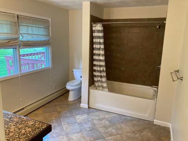 Large bathroom - 3268 Pennsylvania Ave