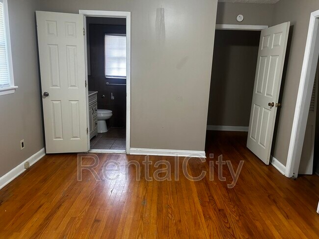 Building Photo - 30 Robin Hood Ln