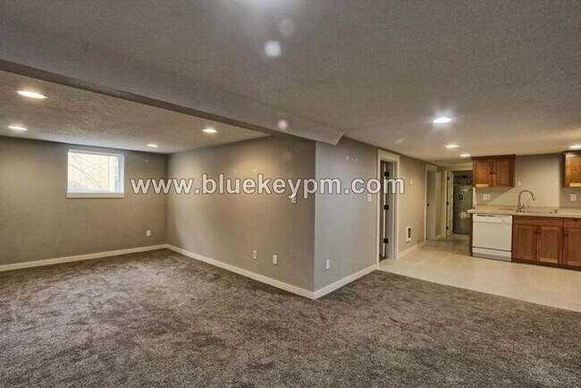 Foto del edificio - 2 Bed, 1 Bath Basement Apartment in Albert...