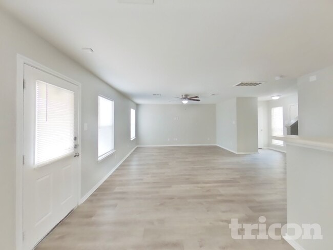 Building Photo - 2910 Candleside Dr