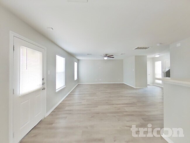 Foto del edificio - 2910 Candleside Dr