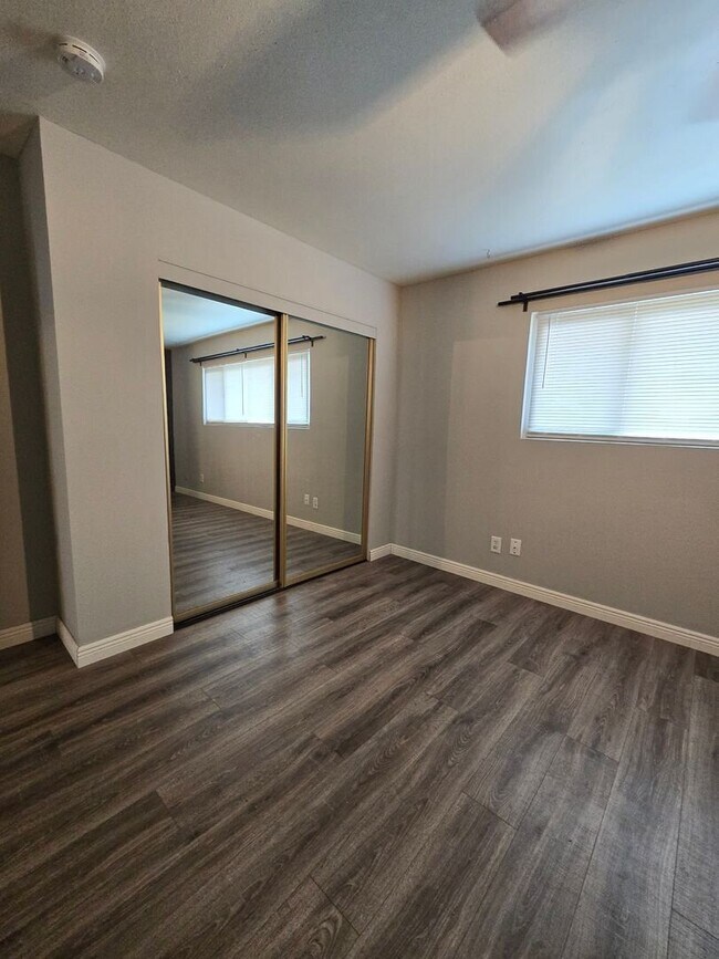Foto del edificio - 3 BR 2 BA with pool Available now