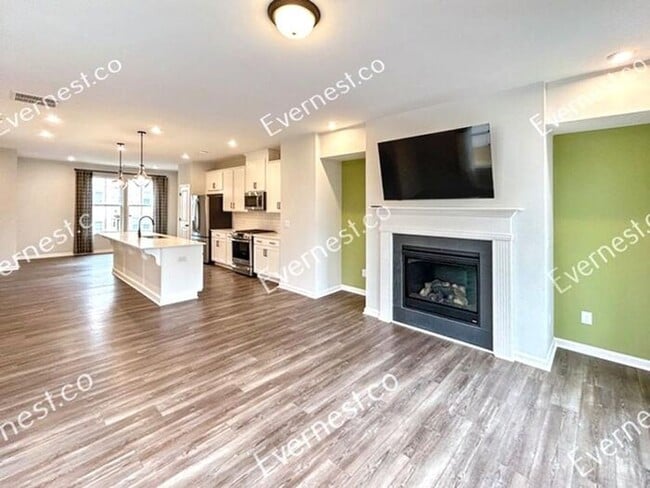 Building Photo - Spacious & Bright 3-Bedroom Townhome with ...