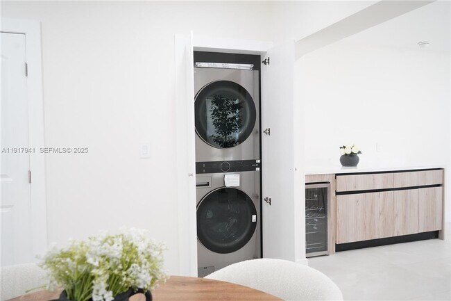 Foto del edificio - 6236 SW 11th St