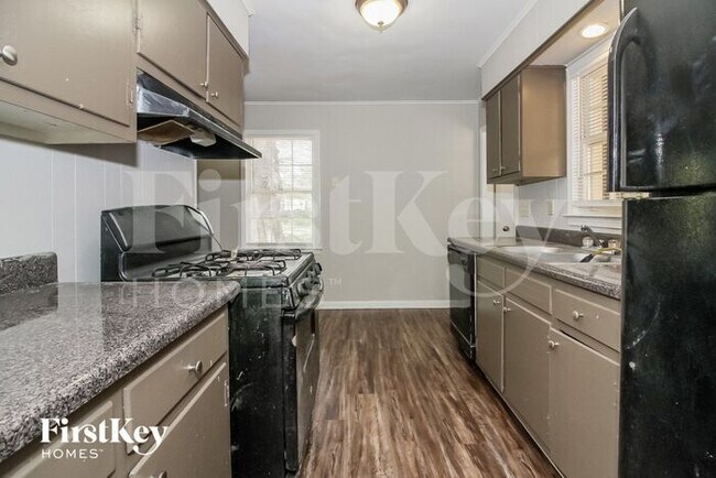 Building Photo - 2036 St James Dr