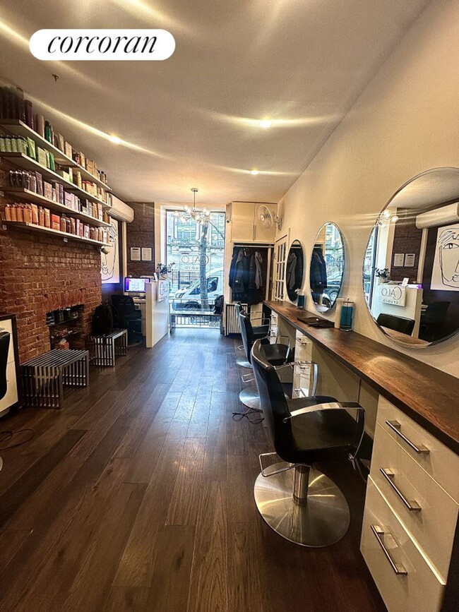 Foto del edificio - 324 W 47th St