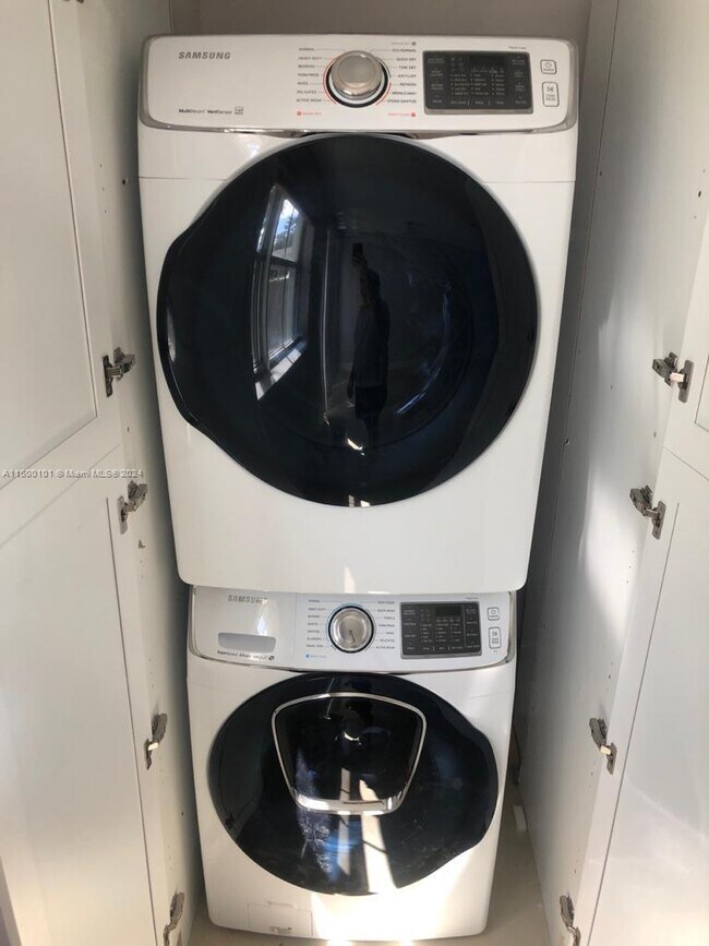 Building Photo - 1041 NE 30th Ave