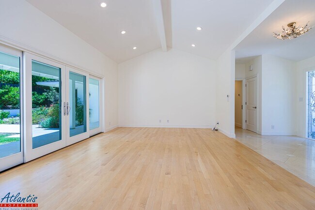 Building Photo - Stunning & Remodeled Home | Desirable Sara...