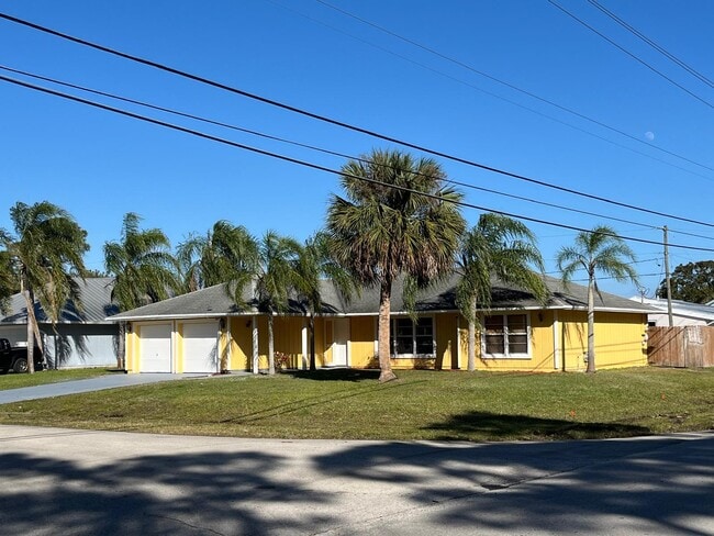 Building Photo - 2351 SE Maize St