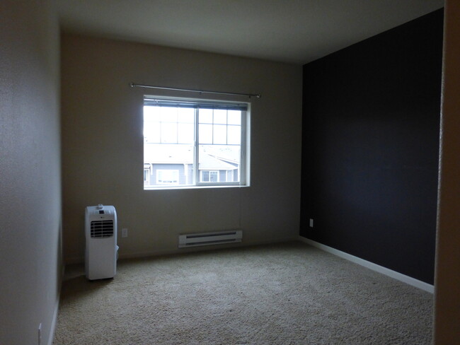 Building Photo - Upper Level Condo w/ Balcony