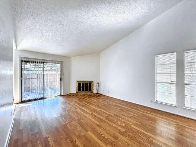 Building Photo - Charming 2-Bedroom Home with Modern Amenit...
