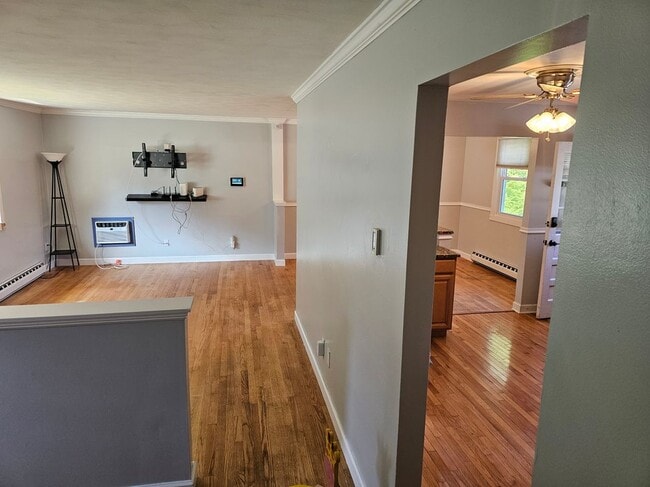 Building Photo - 222 Crest Ave