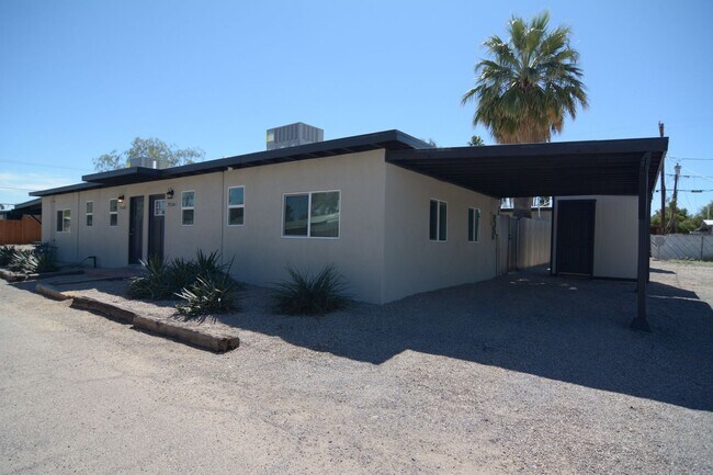 Foto del edificio - Remodeled 2 Bedroom 1 Bath Duplex! Great Central Tucson Location! 1/2 Month's Rent Free!