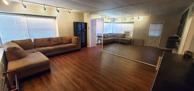 Foto del edificio - 5313 Radford Ave