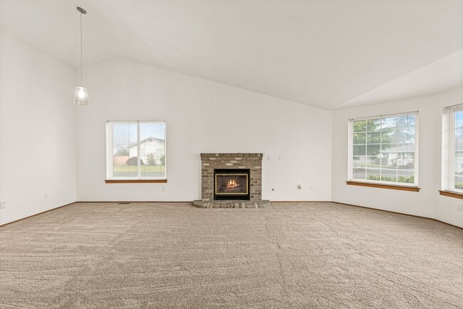 Building Photo - Beautiful 3-Bedroom, 2-Bath Home on a Corner Lot in Spanaway