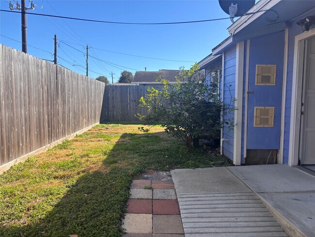 Foto del edificio - 1310 Harris Way