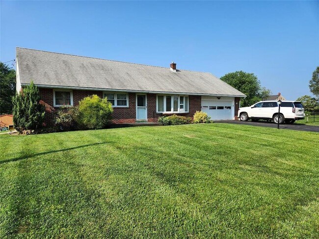 Foto del edificio - 443 Dryville Rd