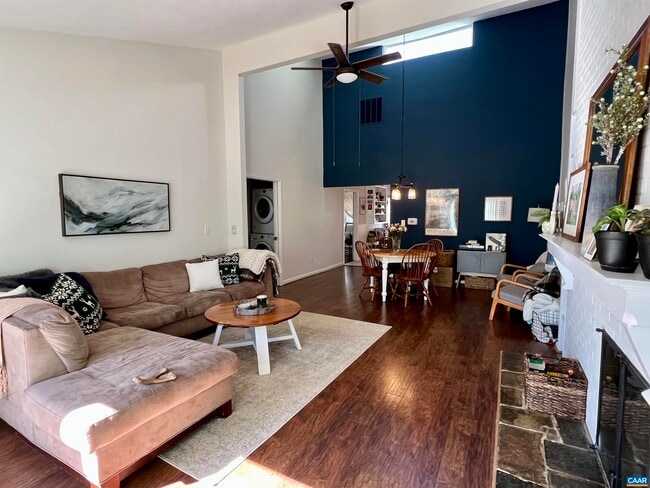 Foto del edificio - 327 Harvest Dr