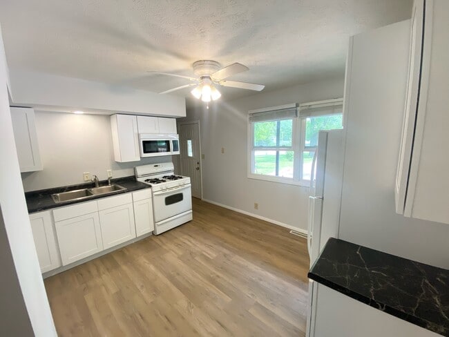 Kitchen - 902 Railroad Ave