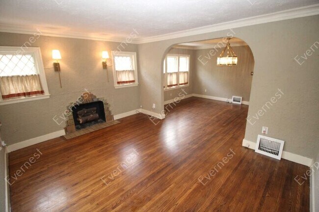 Building Photo - 1127 E 36th Pl