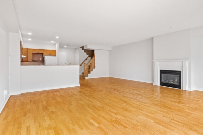 Building Photo - Clarendon Lanes