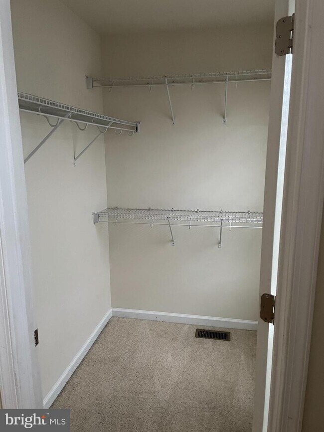Foto del edificio - 128 Hidden Brook Dr