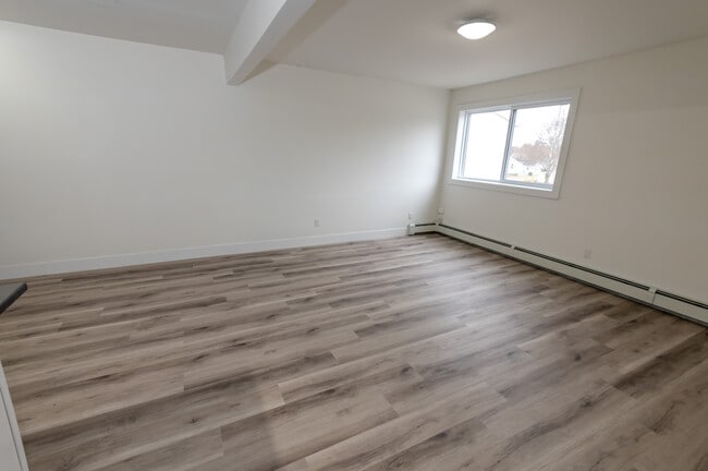 Photo du bâtiment - Fully Renovated Unit Available Now!