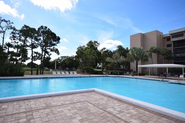 Foto del edificio - 4640 Lucerne Lakes Blvd W