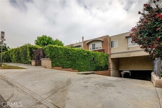 Building Photo - 532 N Mariposa Ave
