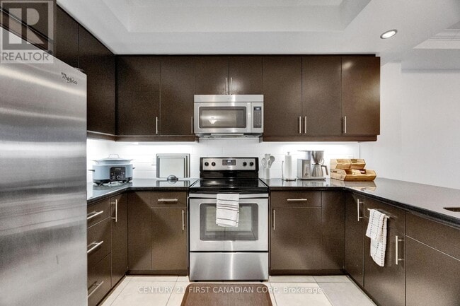 Building Photo - 330 Ridout St N